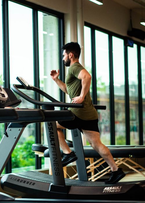 Salle de sport moderne avec équipement fitness professionnel